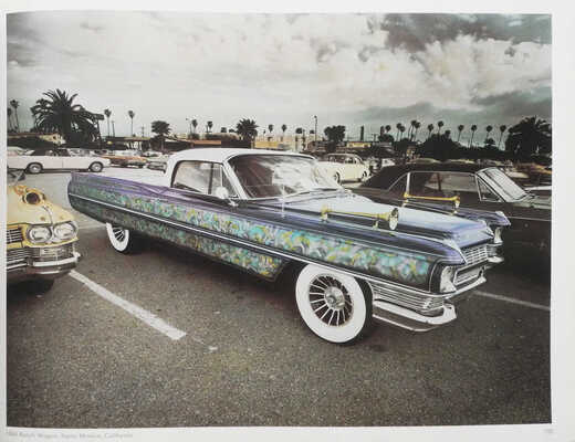 [Кадилак. Альбом фотографий Стевана
Салмери]. Cadillac. Photographs by
Stephen Salmeri/Hand-painted by Sydnie
Michele Salmieri. Text by Owen Edwards.
New York: Rizzoli, 1985.